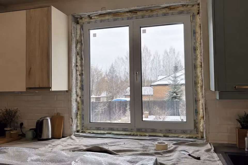 Монтаж окна в жилой кухне