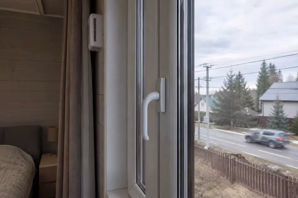 Профиль и оконная ручка